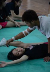 台湾校园啦啦队员的柔韧训练