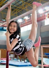 <b>新加坡体操女孩270度劈叉自拍</b>