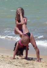 <b>大海边沙滩上的体操女孩自拍图</b>