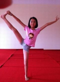 <b>教室里练习瑜伽的小女孩</b>