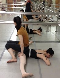 <b>舞蹈学员教室里的基本功训练</b>