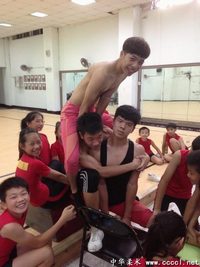 教室基本功练习的柔术男孩