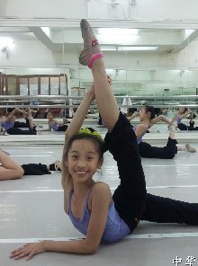 <b>舞蹈教室里开心练习的小美女</b>