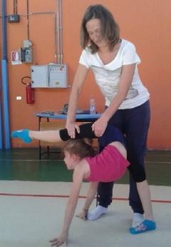 俄罗斯杂技女孩被动柔术训练