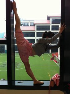 台湾女生家中阳台上练柔术自拍