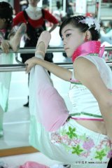 <b>台湾舞蹈演员上场前的热身图片</b>